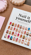 Afbeelding in Gallery-weergave laden, BOEK: Nail it yourself! 💅🏼✨